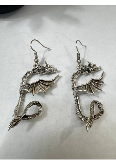 Kanat Detaylı Ejderha Figürlü İnce Metal Sallantılı Küpe Çok Renkli