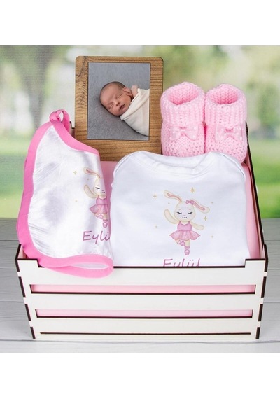 Ahşap Sandıkta Kişiye Özel Zıbın Önlük Fotoğraf Çerçevesi Ve Patik Bebek Hediye Seti, 109412