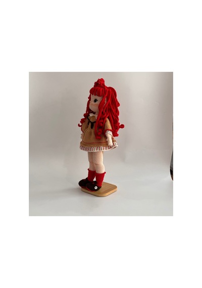 El Örgüsü Amigurumi Bebek Kızıl Saçlı Tarçın Rengi Elbiseli Oyuncak 41cm Kırmızı