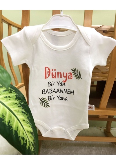 Dünya Bir Yana Babaannem Bir Yana Yazılı Kısa Kollu Hediyelik Bebek Body Zıbın