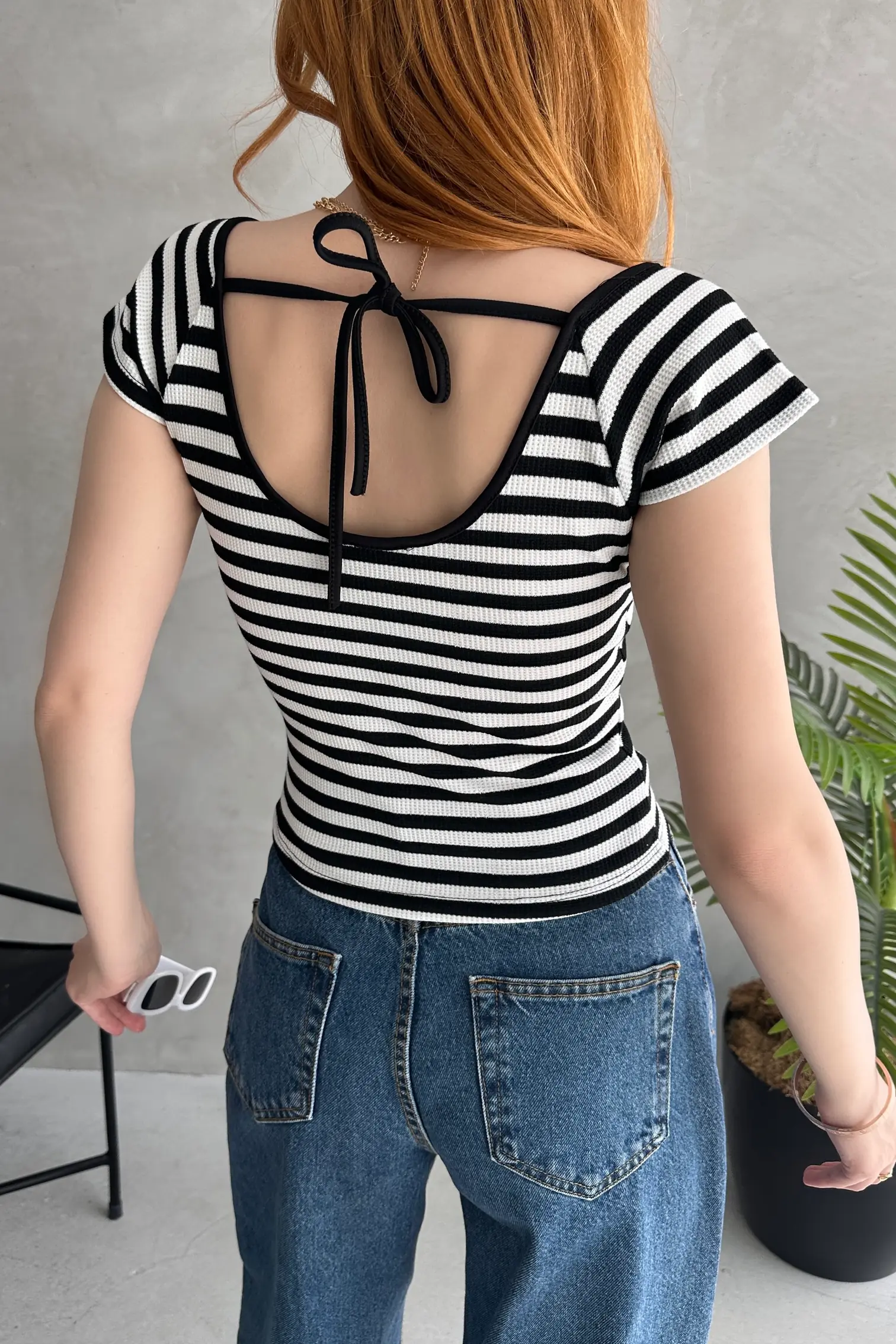 Nido Kalp Yaka Sırtı Bağcık Detaylı Crop Bluz Siyah & Beyaz
