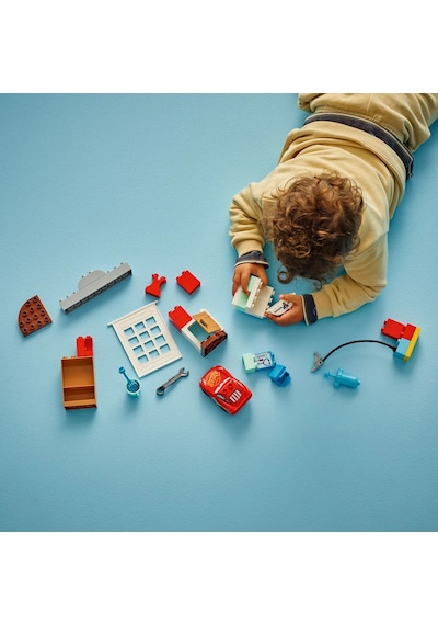 LEGO® DUPLO® │ Disney ve Pixar Arabalar McQueen’in Doc’un Garajını Ziyareti 10456 - 2 Yaş ve Üzeri Çocuklar için Oyuncak Yapım Seti (35P)