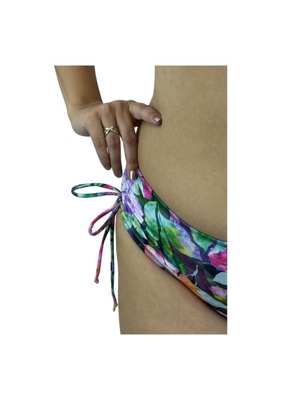 Büyük Beden Sabit Kaplı Toparlayıcı Çapraz Drapeli Yandan Bağlamalı Kadın Bikini Takım Çok Renkli Büyük Beden Sabit Kaplı Toparlayıcı Çapraz Drapeli Yandan Bağlamalı Kadın Bikini Takım Çok Renkli
