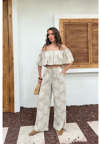 Neşeli Butik Kadın Bej Desenli Madonna Yaka Volanlı Bluz Pantolon İkili Yazlık Takım Nbnp035