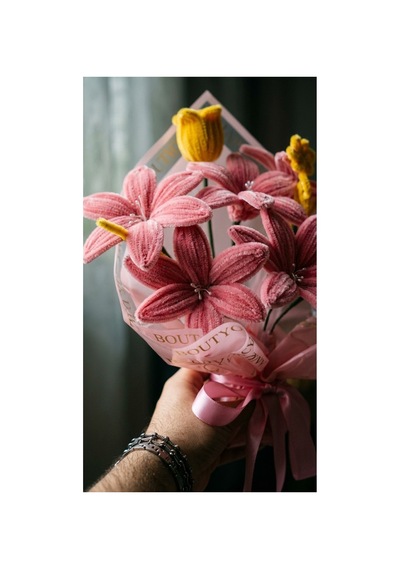 Hediyelik Pembe Lilyum Çiçek Buketi, Şonil Solmayan Buket İsteğe Bağlı Renk Ve Not Seçenekleri