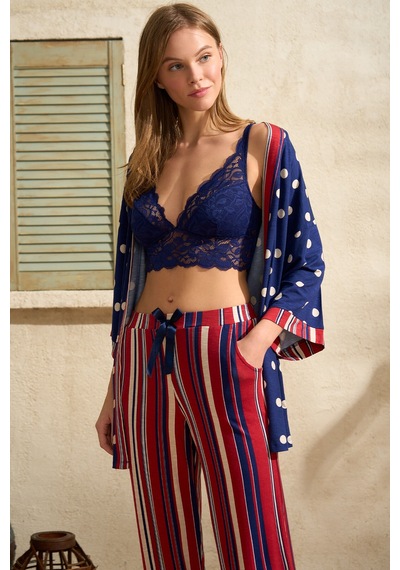 Man5669-1079 Anıl Ev Giyim Man5669 Kadın Viskon Puantiyeli Sabahlık Balensiz Desteksiz Dolgusuz Dantelli Bralet Sütyen Ve Çizgili Pantolon Pijama 3lü Takım 5669 Lacivert - Kırmızı Man5669-1079 Anıl Ev Giyim Man5669 Kadın Viskon Puantiyeli Sabahlık Balensiz Desteksiz Dolgusuz Dantelli Bralet Sütyen Ve Çizgili Pantolon Pijama 3lü Takım 5669 Lacivert - Kırmızı