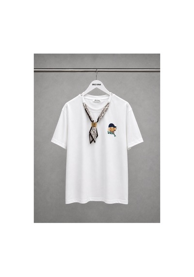 Bisou Nakışlı Kendinden Fular Detaylı Gold Aksesuarlı Premium Regular Fit Kısa Kollu Bluz- Tshirt Beyaz