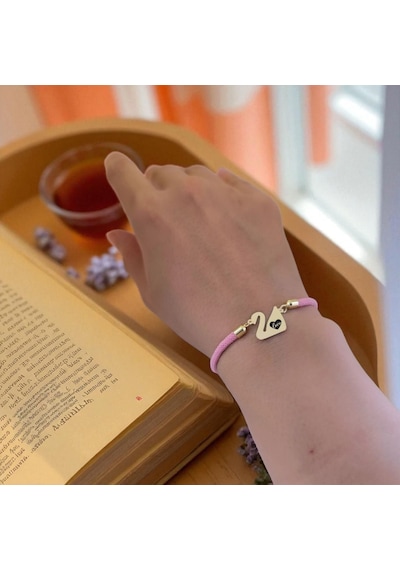Archin Aşk Temalı Pembe Örgülü Kuğu Kuşu Motifli 14 Ayar Altın Plakalı Hediye Bileklik-609sembol Aşk Archin Aşk Temalı Pembe Örgülü Kuğu Kuşu Motifli 14 Ayar Altın Plakalı Hediye Bileklik-609sembol Aşk