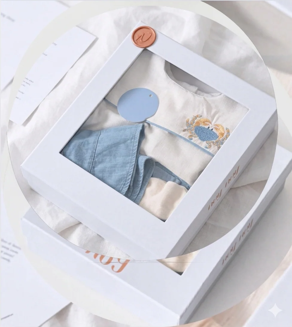Momercy Erkek Bebek Denizci Temalı Kutulu 4 Lü Set Kot Salopet, Yengeç Nakışlı Gömlek, Şapka Ve Çorap Mavi Momercy Erkek Bebek Denizci Temalı Kutulu 4 Lü Set Kot Salopet, Yengeç Nakışlı Gömlek, Şapka Ve Çorap Mavi
