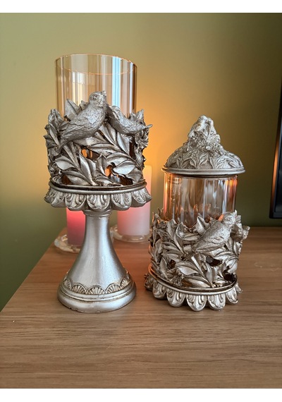 Kuşlu Ayaklı Ve Kapaklı Dekoratif Cam Mumluk & Şekerlik Seti Eskitme Gümüş Şampanya 2'li Şamdan & Kavanoz 27x12 Cm & 23x12 Cm Çok Renkli