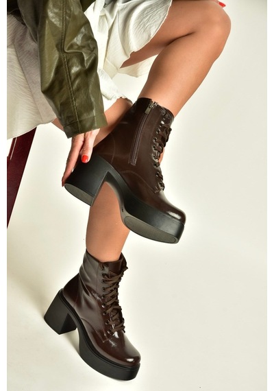 Fox Shoes V726681502 Kahverengi Rustik Kalın Topuklu Bağcıklı Postal Bot