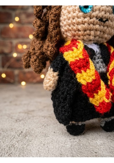 Okulun Cübbeli Cadısı Amigurumi Örgü Oyuncak - Film Karakteri Hediyelik Figür 11 Cm