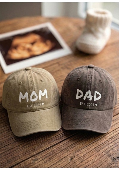 Emybox Mom Dad Çift Şapka - Yıkamalı Eskitme Kumaş Ayarlanabilir Ölçü Tokalı Baskılı Hatıra Şapkası Est2024 Siyah - Zeytin Yeşil Bej Arası