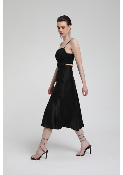 Fashion Cocktail Saten Dökümlü Belden Oturan Kalın Iç Lastikli Yırtmaçsız Diz Altı Ofis Kombin Midi Etek Siyah Siyah Fashion Cocktail Saten Dökümlü Belden Oturan Kalın Iç Lastikli Yırtmaçsız Diz Altı Ofis Kombin Midi Etek Siyah Siyah