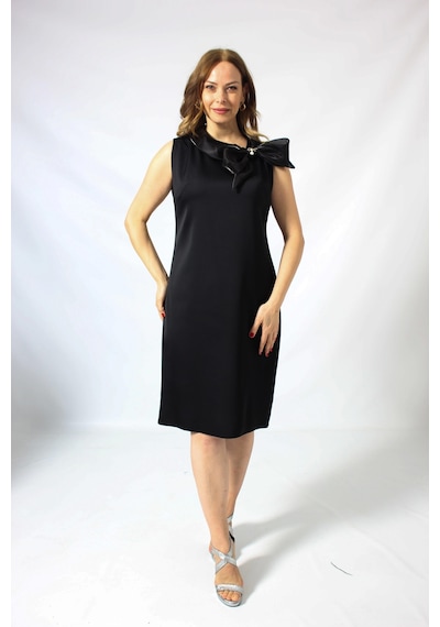 Moda Berray 986 Siyah Yakası Organze Fiyonk Broşlu Saten Kısa Büyük Beden Elbise Siyah
