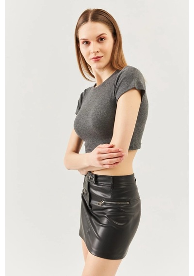 Butikgiz Kadın Kısa Kol Bisiklet Yaka Vücuda Oturan %100 Pamuklu Kaşkorse Esnek Crop Bluz Füme