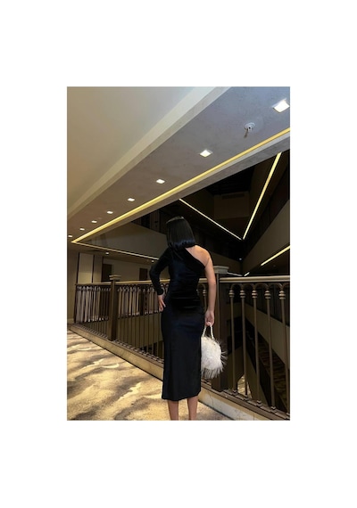 DefyModa Kadın Kadife Kumaş Asimetrik Yaka Yırtmaçlı Midi Abiye Elbise Siyah