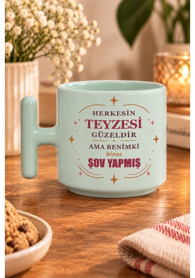 Herkesin Teyzesi Güzeldir Ama Benimki Biraz Şov Yapmış Baskılı T Kupa Pastel Yeşil