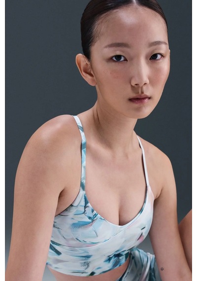 Nike Indy Women's Artist Collection Light-support Padded Wrap Sports Bra Kadın Dolgulu Sargılı Spor Sütyen Yeşil Nike Indy Women's Artist Collection Light-support Padded Wrap Sports Bra Kadın Dolgulu Sargılı Spor Sütyen Yeşil