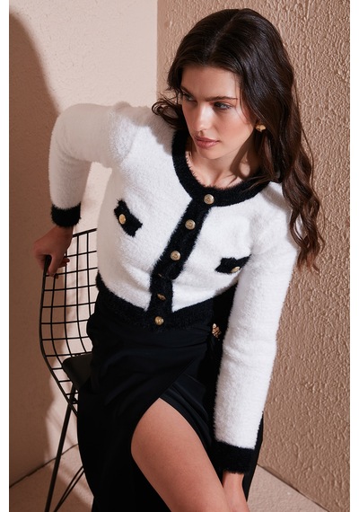 Lela Premium Fitted Fit Bisiklet Yaka Düğmeli Tüylü Triko Bayan Hırka 680Hi00549 Ekru-Siyah