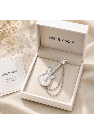 Gitar Broş Gümüş Renk Çift Zincirli Unisex Müzisyen Hediyelik Yaka Aksesuarı Açık Gri