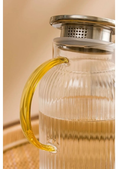 Qerhome Borosilikat Cam Çizgili Sürahi Gold Saplı Metal Kapaklı 1500 Ml