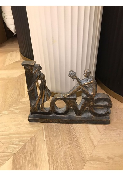 Love Biblo Sevgiliye Çiçek Veren Adam