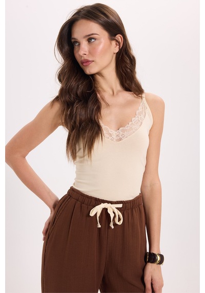 Tudors Kadın Slim Fit Dar Kesim Kolsuz V Yaka Dantel Detaylı Pamuklu Likralı Bej Crop-51074 Sarı