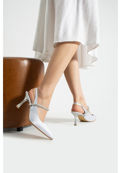 Dabab Shoes Vına Kadın Gümüş Sivri Burun 7 Cm İnce Topuklu Taş Detaylı Bilekten Bantlı Klasik Abiye Ayakkabı Dabab Shoes Vına Kadın Gümüş Sivri Burun 7 Cm İnce Topuklu Taş Detaylı Bilekten Bantlı Klasik Abiye Ayakkabı