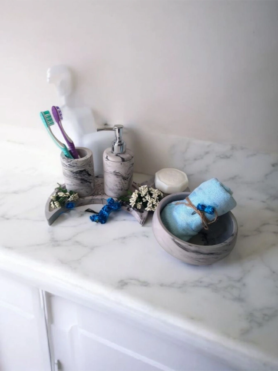 Marble Serisi Hilal Tepsili Ve Havluluklu Beton Banyo Seti Antrasit