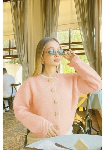 De Pose Kalp Düğme Detaylı Şeker Pembe Triko Hırka