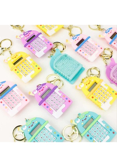 Mini 8 Haneli Hesap Makineli Labirent Oyunlu Karikatür Anahtarlık 1 Adet Ebat:7,3 Cm X 4,8 Cm Pembe