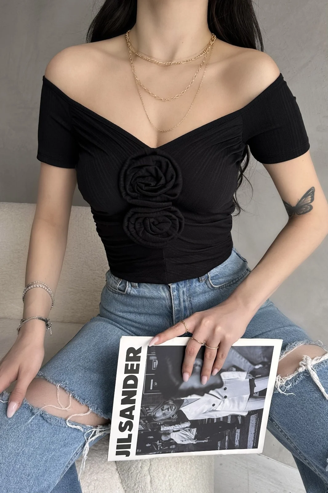Nido Kayık Yaka Gül Detaylı Crop Bluz siyah