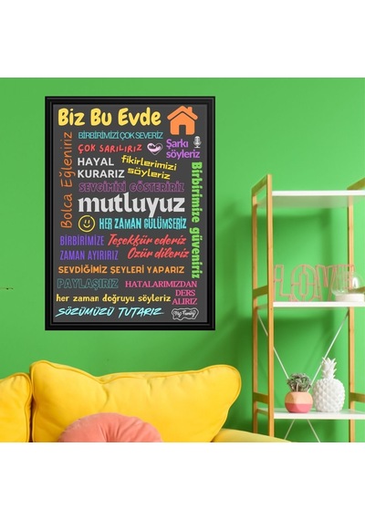 Bu Evde Her Zaman Gülümseriz Yazısı Siyah Çerçeve Görünümlü Gri Zemin Beyaz Yazılı 40x55 Pvc 1mm