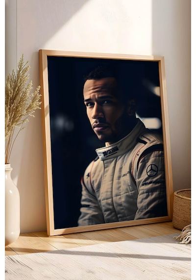 Lewis Hamilton Efsanevi F1 Portresi Çerçeveli Tablo - Lüks Modern Formula 1 Duvar Dekoru Kayın