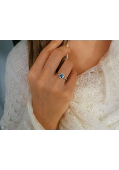 Sirius Pırlanta Ve Emerald Cut London Blue Topaz Yüzük 0831R0034