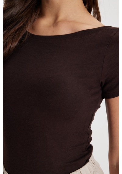 Tudors Kadın Slim Fit Dar Kesim Pamuklu Kayık Yaka Kısa Kollu Kahverengi Tişört-50531