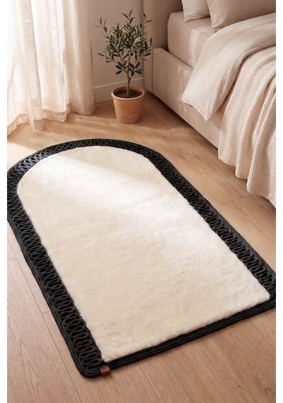 Merplush Mihraplı Peluş Seccade 75x130 Cm Süet Taban Yıkanabilir Yumuşak Namaz Halısı Krem - Siyah