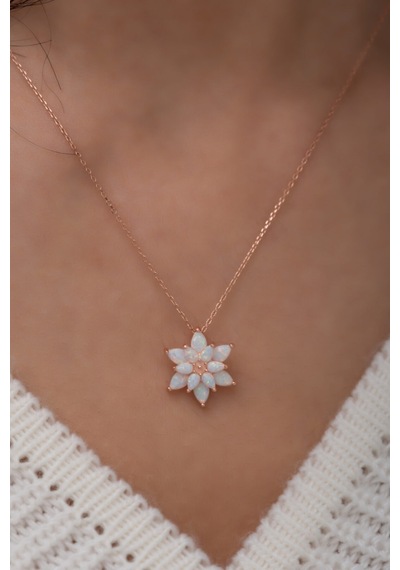 925 Ayar Beyaz Opal Taşlı Gümüş Lotus Kolye
