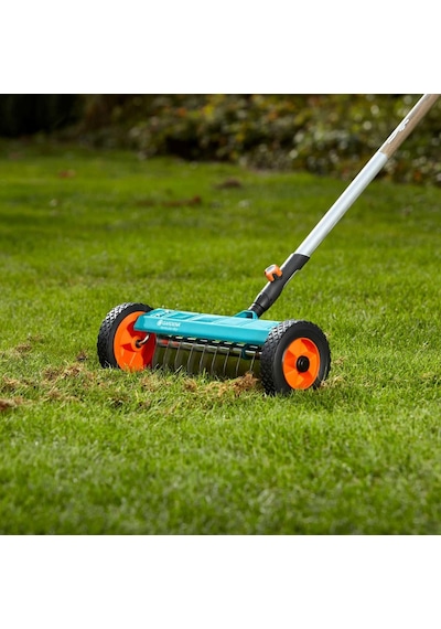 Gardena 3395 Tekerlekli Çim Havalandırma Tırmığı N11.2240