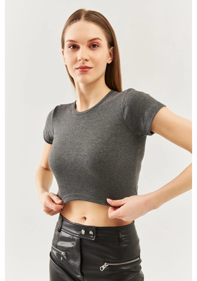Butikgiz Kadın Kısa Kol Bisiklet Yaka Vücuda Oturan %100 Pamuklu Kaşkorse Esnek Crop Bluz Füme