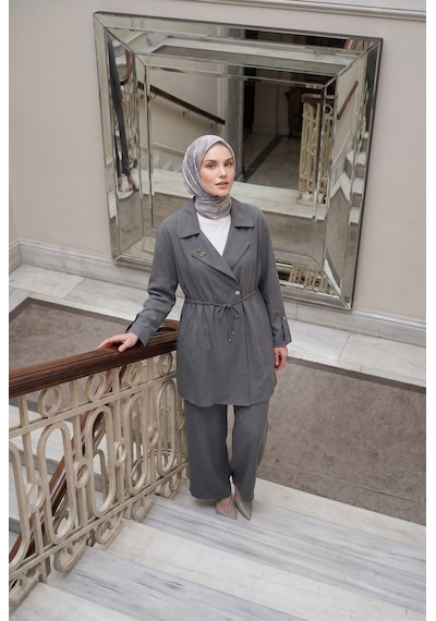 Armine Trend Broş Detaylı Kruvaze Yaka Tesettür Pantolonlu İkili Takım Gri 26yt6116