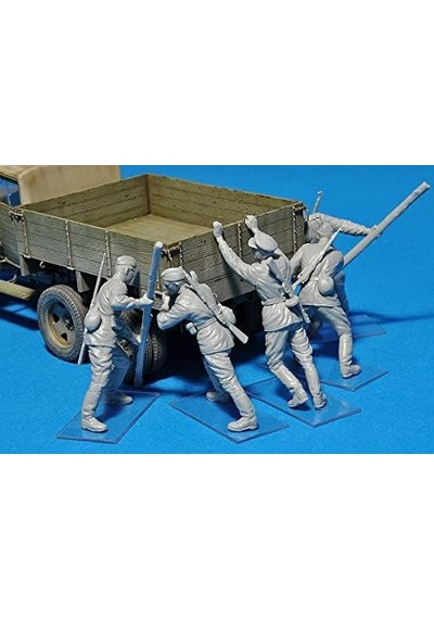 Miniart 35137 Pushing Soviet Soldiers