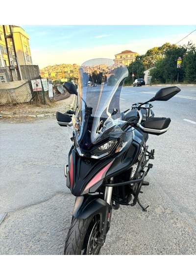Motocam Qj Srt 900 Ön Cam 2023-2026 Model 61cm Füme Renkli 4mm