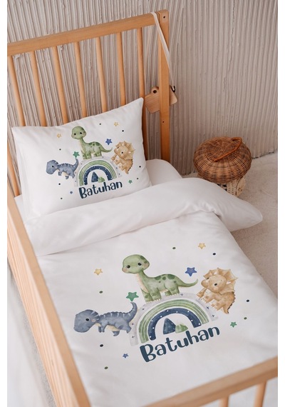 %100 Pamuk Saten Isme Özel Isimli 100x150 Bebek Yatak Nevresim Seti Gökkuşağı Ve Dinozorlar