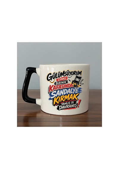 Gülümsüyorum Çünkü İnsanların Kafasında Mor Kulplu Prime Mizahi Hediyesi Bardak Kupa Fincan Mug Siyah Kulp