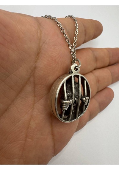 Behind Bars Kuru Kafa Figürlü Unisex Kolye Parmaklıklar Ardında Asi Ruhun Temsilcisi Çok renkli