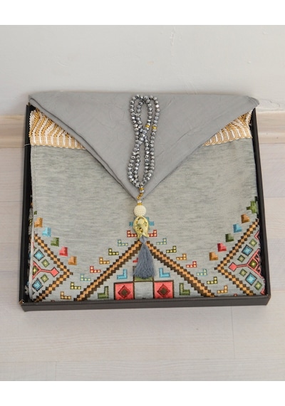 Çeyizlik Hediyelik Seccade Eşarp Tesbih Set Kilim Desenli Kadife Astarlı Seccade, Eşarp, Kristal Tesbih Özel Kutulu Lüks Hediye Seti Gri Çeyizlik Hediyelik Seccade Eşarp Tesbih Set Kilim Desenli Kadife Astarlı Seccade, Eşarp, Kristal Tesbih Özel Kutulu Lüks Hediye Seti Gri
