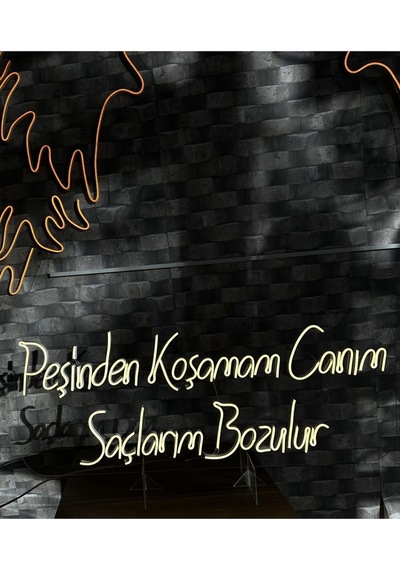 Peşinden Koşamam Canım Saçlarım Bozulur Yazılı Neon Tabela Sarı