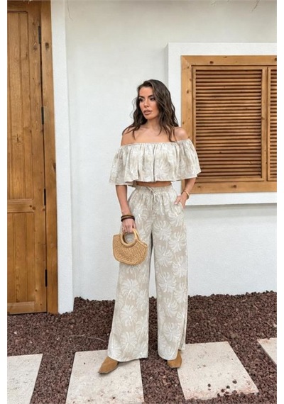 Neşeli Butik Kadın Bej Desenli Madonna Yaka Volanlı Bluz Pantolon İkili Yazlık Takım Nbnp035